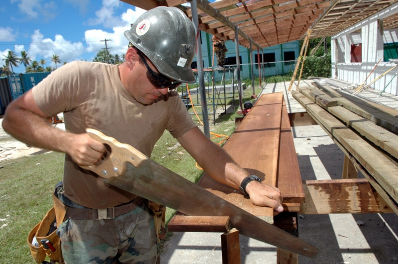 charpentier-LE MUY-min_worker_construction_building_carpenter_male_job_build_helmet-893290